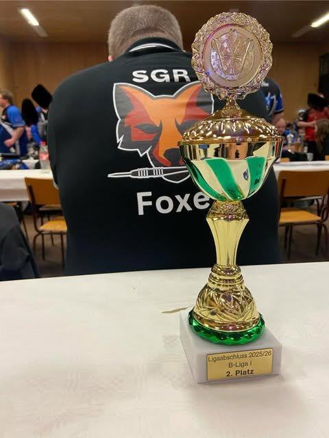 Pokal vor einem Spieler im SGR-Foxes-Trikot
